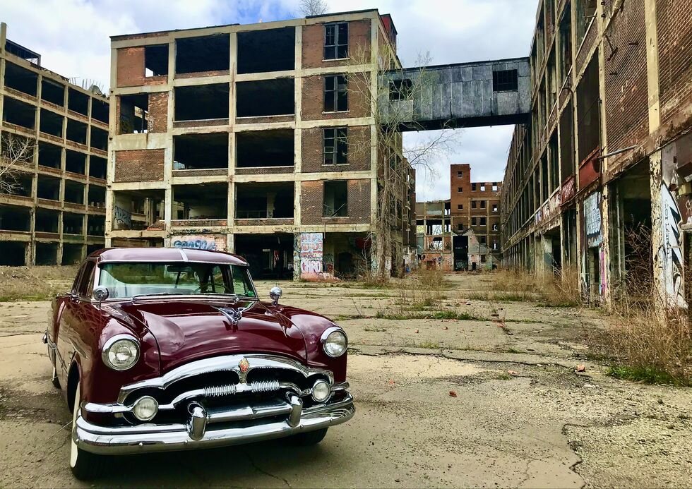 1953 Packard Patrician на фоне зданий бывшего завода Packard