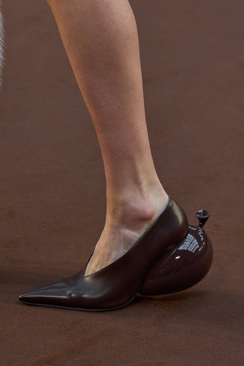 Law и сюрреалистические каблуки в форме воздушного шара осенью-зимы 2022 года. Воздушный шар вот-вот лопнет...