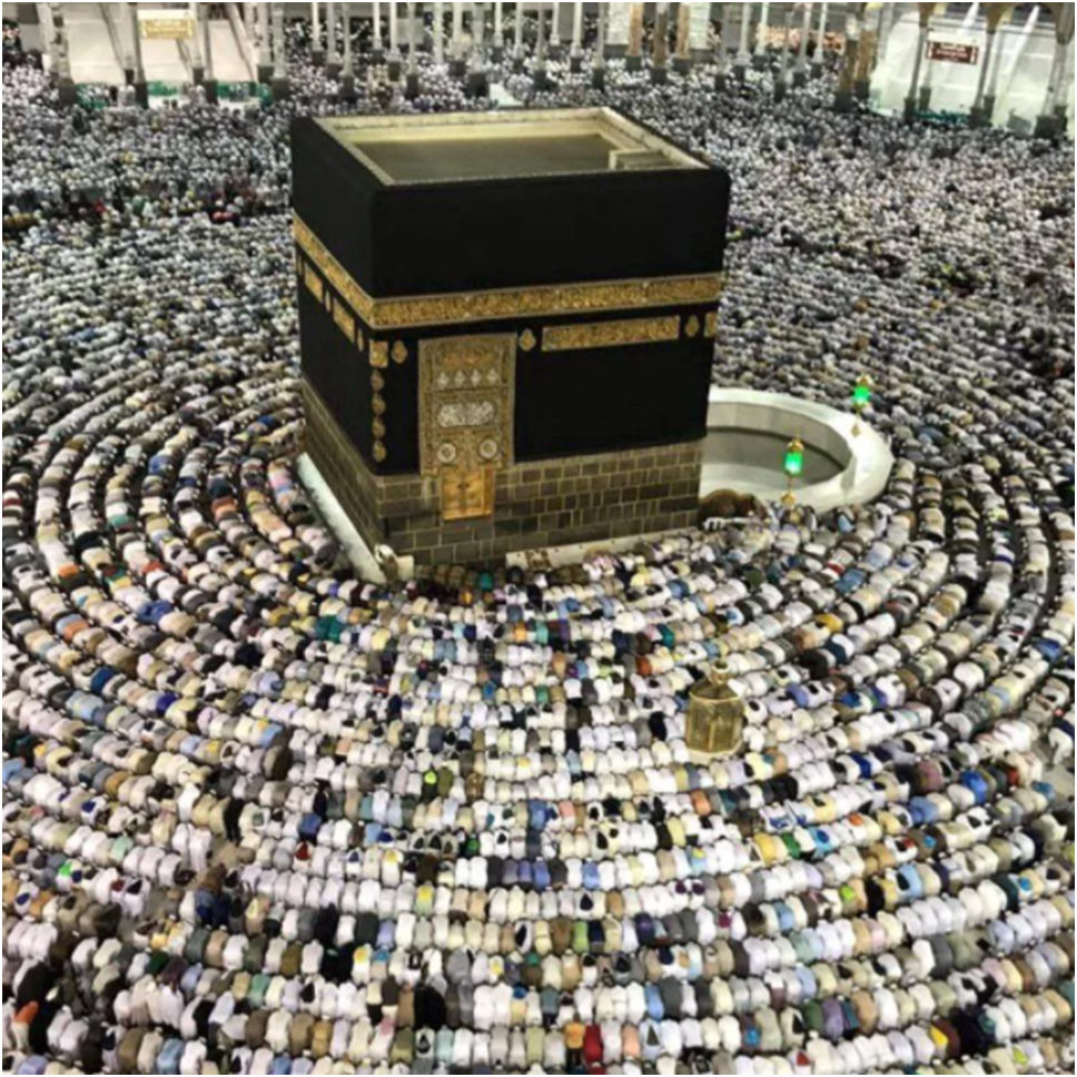 Мусульманская святыня во внутреннем дворе мечети аль-Харам в Мекке.