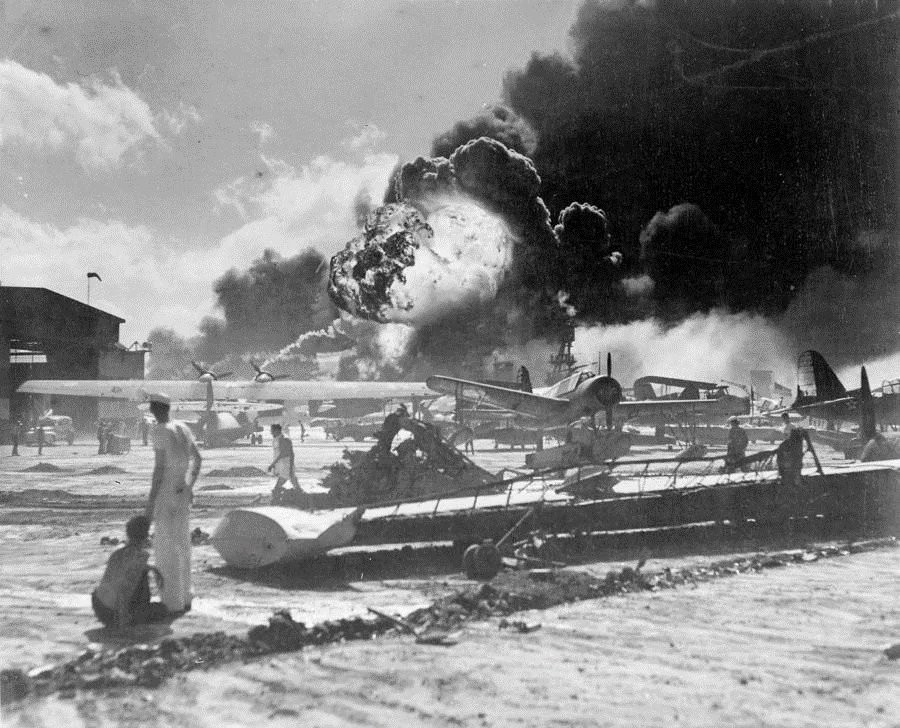 Налет японских самолетов на Перл-Харбор, Гавайи, 7 декабря 1941 года.