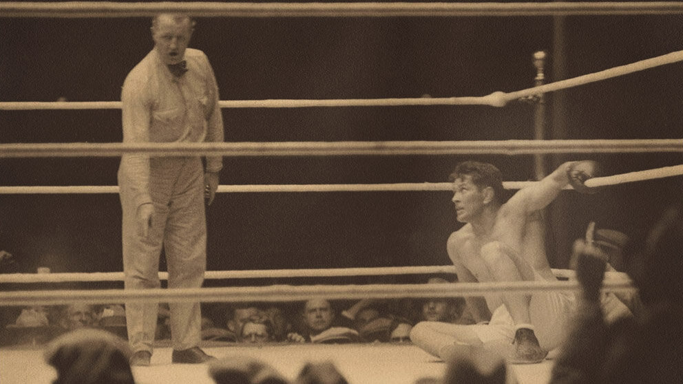 Джин Танни в нокдауне.