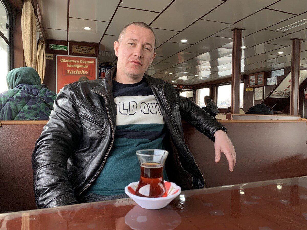 Коротать время в пути на лодке можно с "вазочкой" чая
