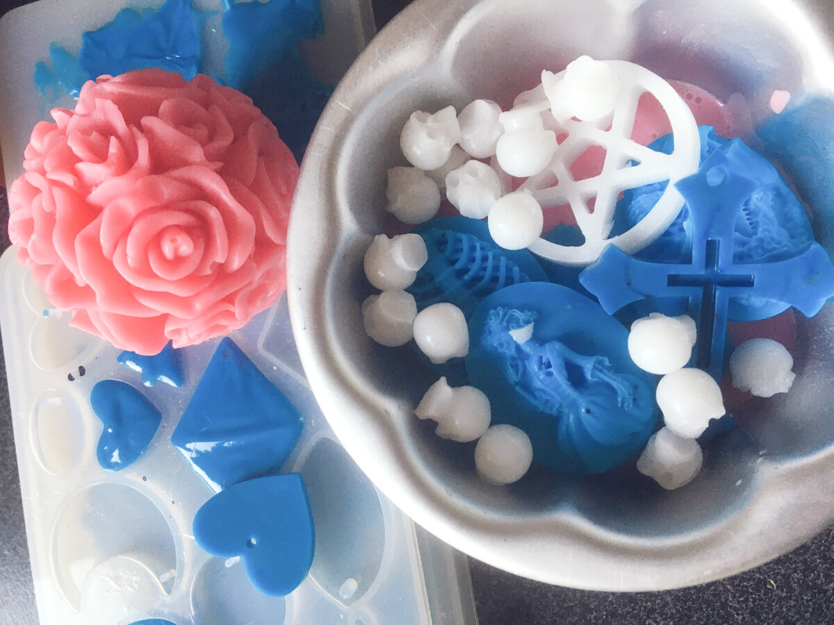  Видите, тут черепки еще белые. Казалось, бы. Просто кусочки мыла лежать друг с другом...  а ннет, тут есть подвох.