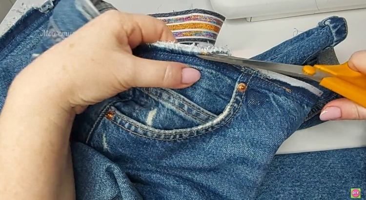 Тугому поясу в джинсах нашла отличную замену, теперь в талии свободно, а в джинсах появилась 