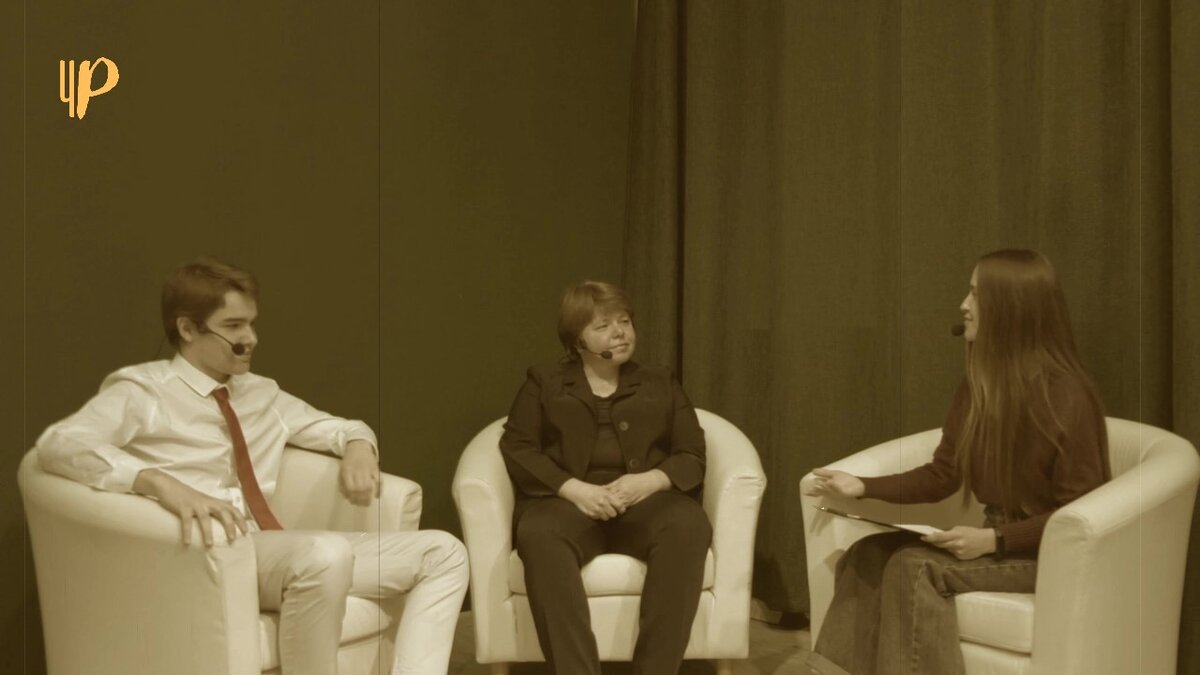 Фрагмент нашей программы "Беседы об авторской песне" с Сабиной Чудиновой. Ну, а  в кадре педагог и участник клуба школы "Мастерград".