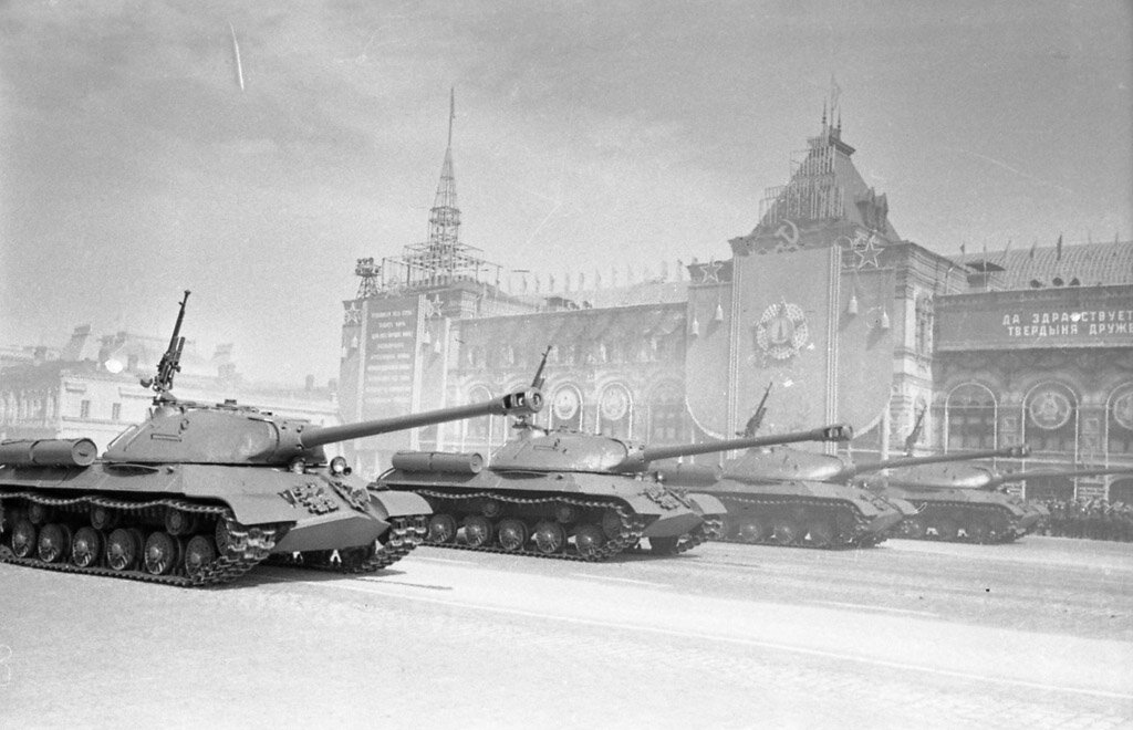 Танки Ис-3 на Параде Победы в Берлине 1945г.