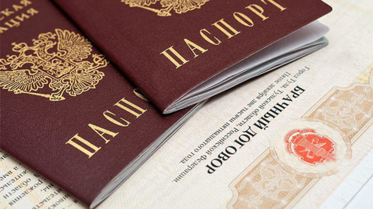 Лучший вариант - составить брачный договор до оформления ипотеки. 