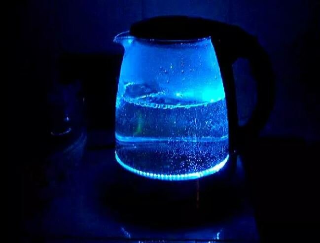 светящийся чайник. чайник kitfort kt-628. стеклянный чайник bork с синей подсветкой. светящийся чайник. 7л стекло течет.