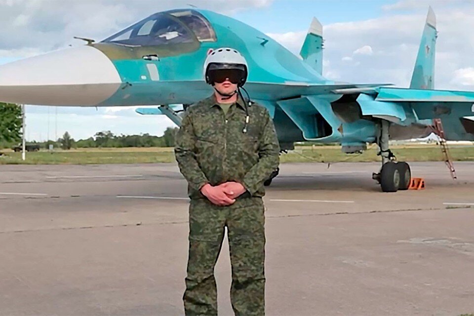    Российский военный летчик, которого вербовала украинская разведка, рассказал, что ему предлагали за предательство.  Кадр видео