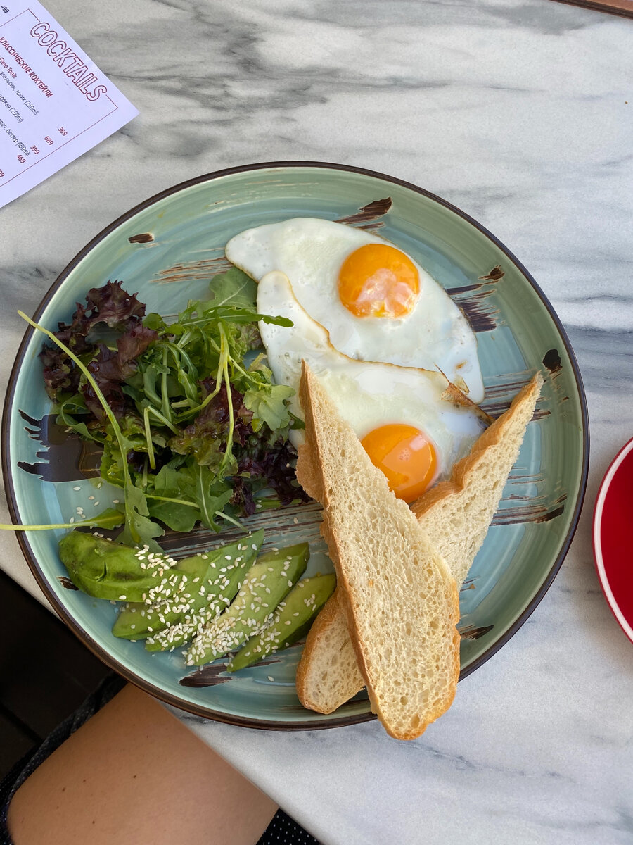 Лучший старт летнего утра - завтрак на веранде.