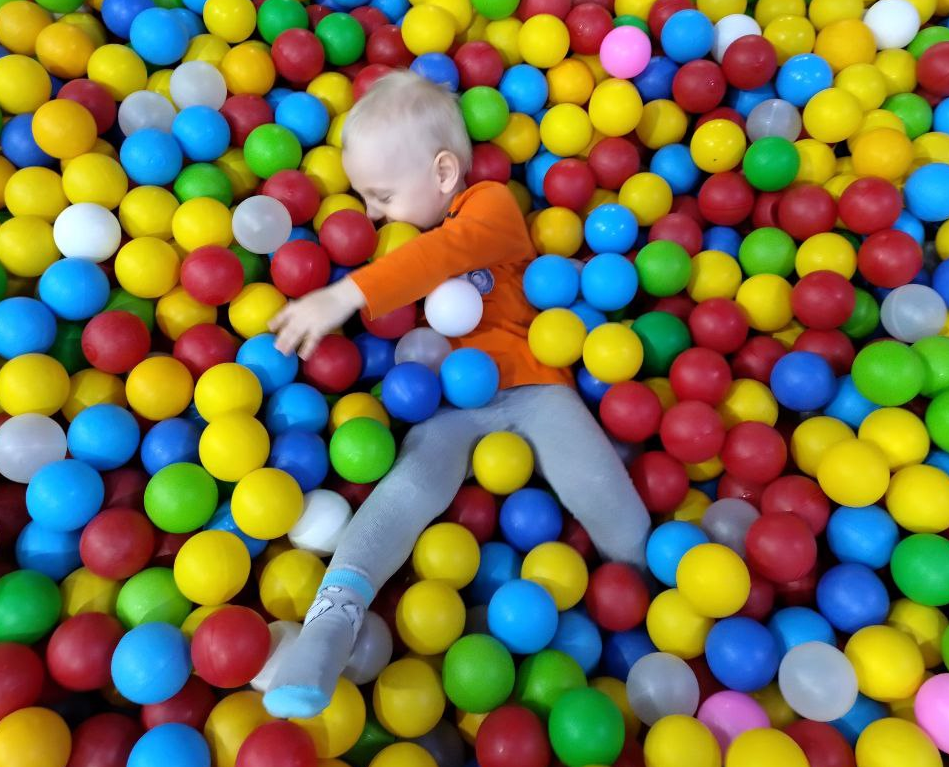 В детском центре, уже в 2 года. Любим мячики всех рамеров.