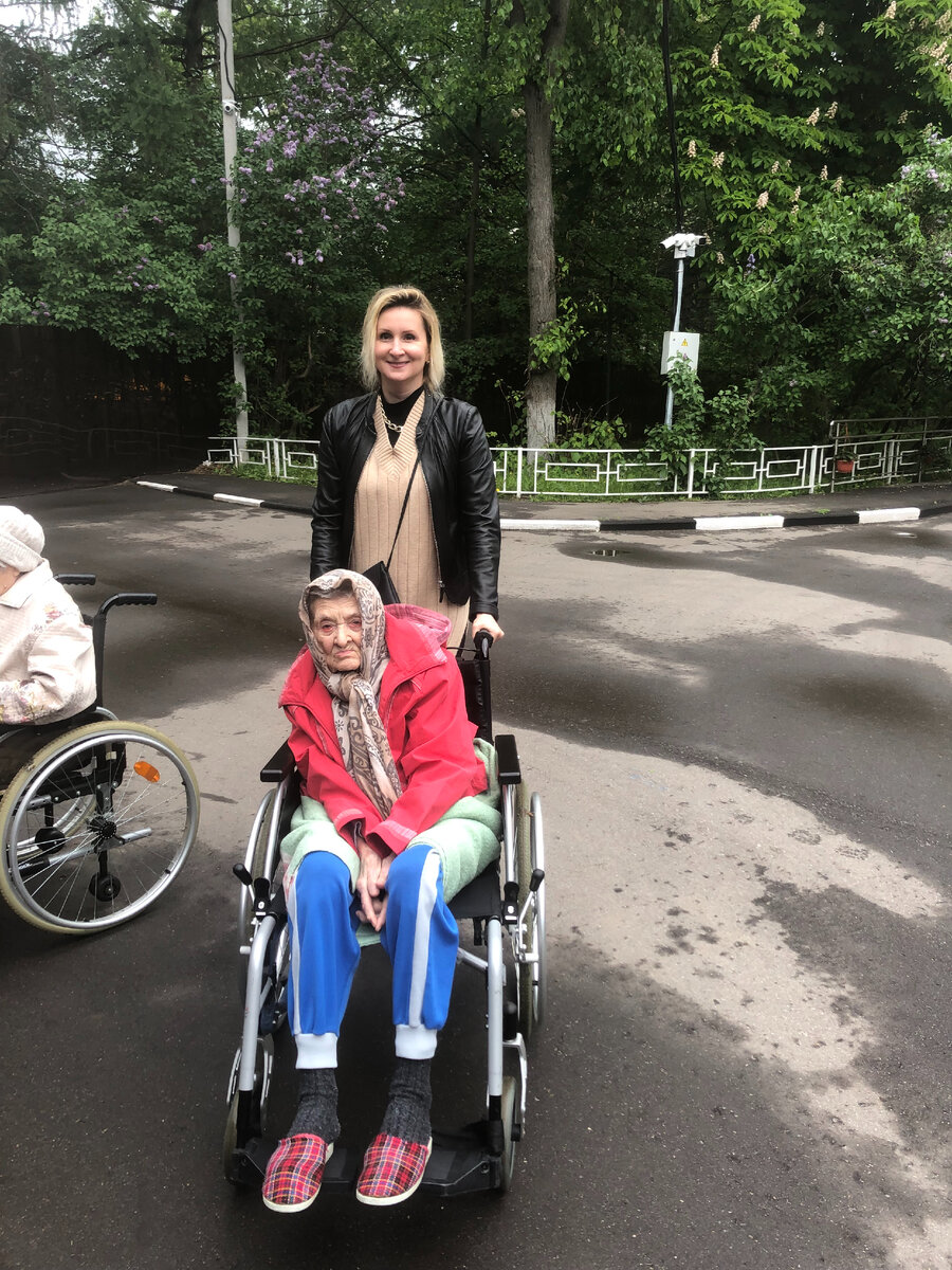 Как правило, погулять с неходячими подопечными даже по территории могут только волонтеры