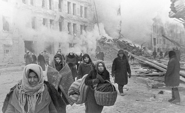    Жители Ленинграда покидают свои дома, разрушенные бомбёжкой, 10 декабря 1942 года