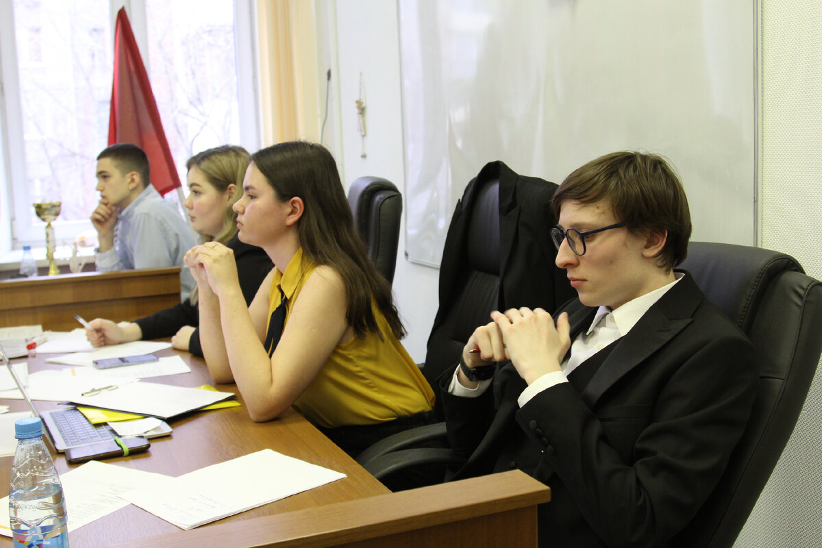 Судьи слушают аргументацию позиции истца. Фото медиакоманды лицея