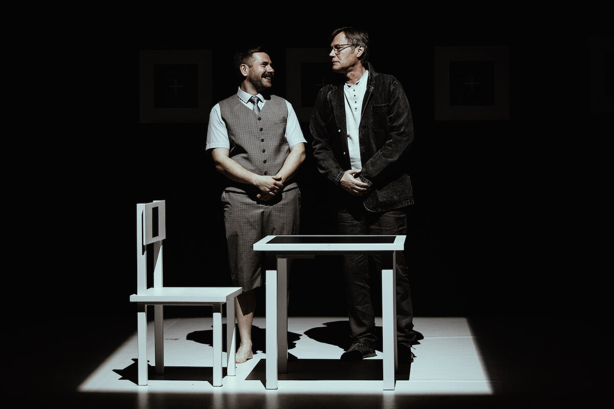     Сцена из спектакля «Саша, привет!»