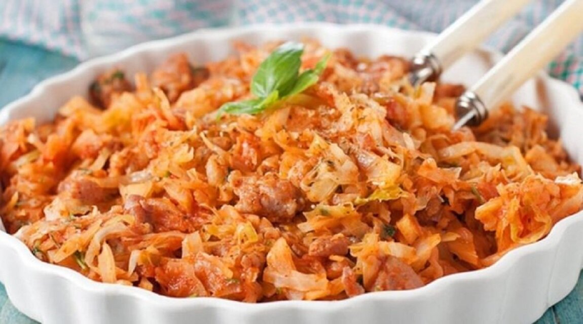Капуста квашеная тушеная с мясом в кастрюле. Капуста квашеная тушеная с мясом в кастрюле