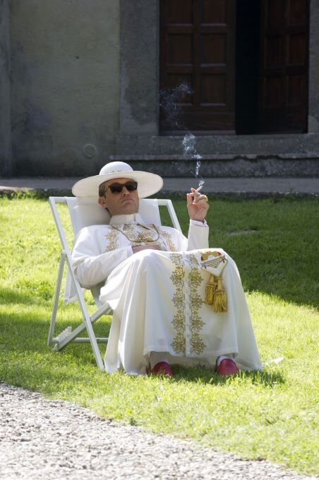 Джуд Лоу в образе Ленни Белардо. Пожалуй, самый распространённый в сети кадр из сериала, источник: https://www.kinopoisk.ru/