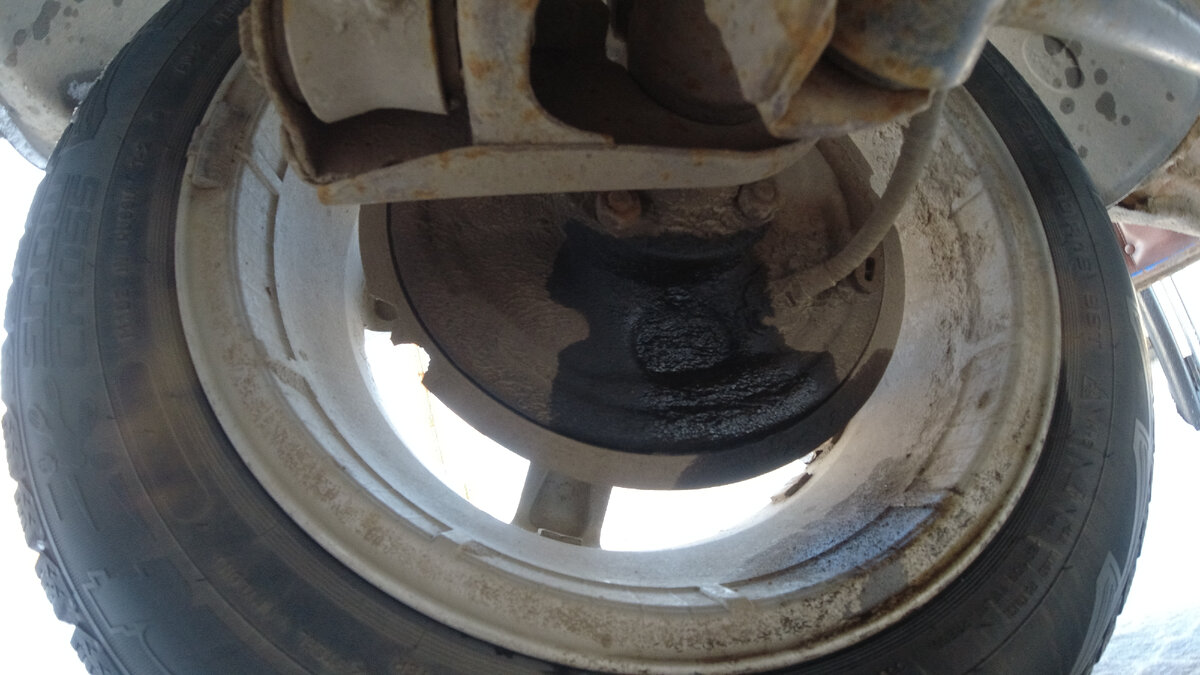 Подтекание масла (левая сторона).