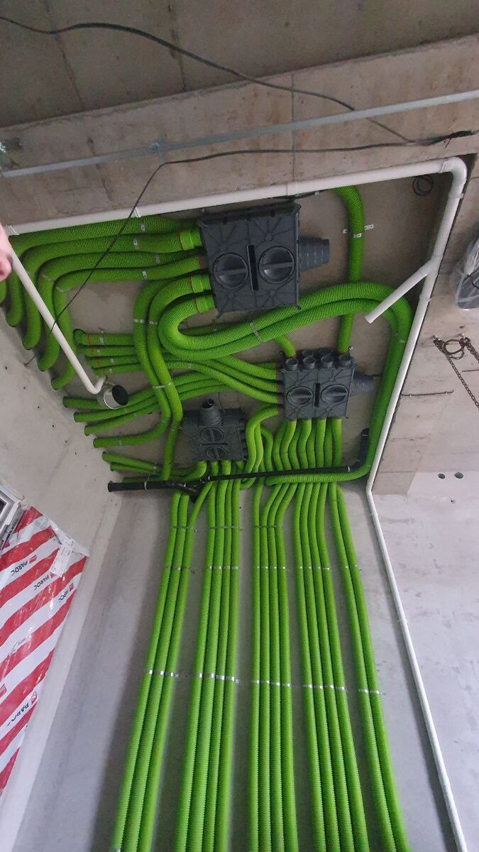 Трудно разобраться в этой абра-кадабре, правда? Но только не для инженера - ему все понятно, два дальних коллектора = приток, который по всему объекту идет в стяжке пола, ближний - вытяжка, под потолком. Кстати, на этом фото коллекторы и воздуховоды Blizzard окружает белый трубопровод Системы центрального пылеудаления Blizzard V3.