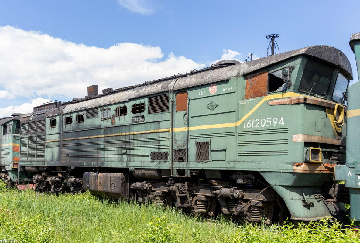 2ТЭ10В-3689. Желтая треугольная накладка на прожекторе добавляла угловатому ТЭ10 красивой геометричности. Источник фото: https://railgallery.ru/photo/137089/?vid=53384