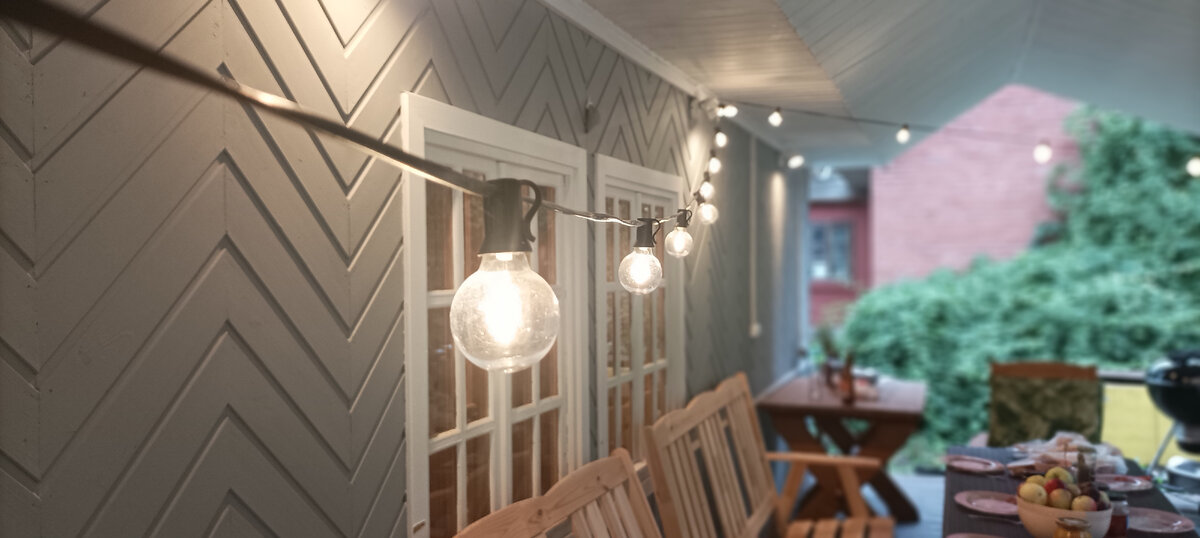 Святослав изготовил прекрасную веранду.