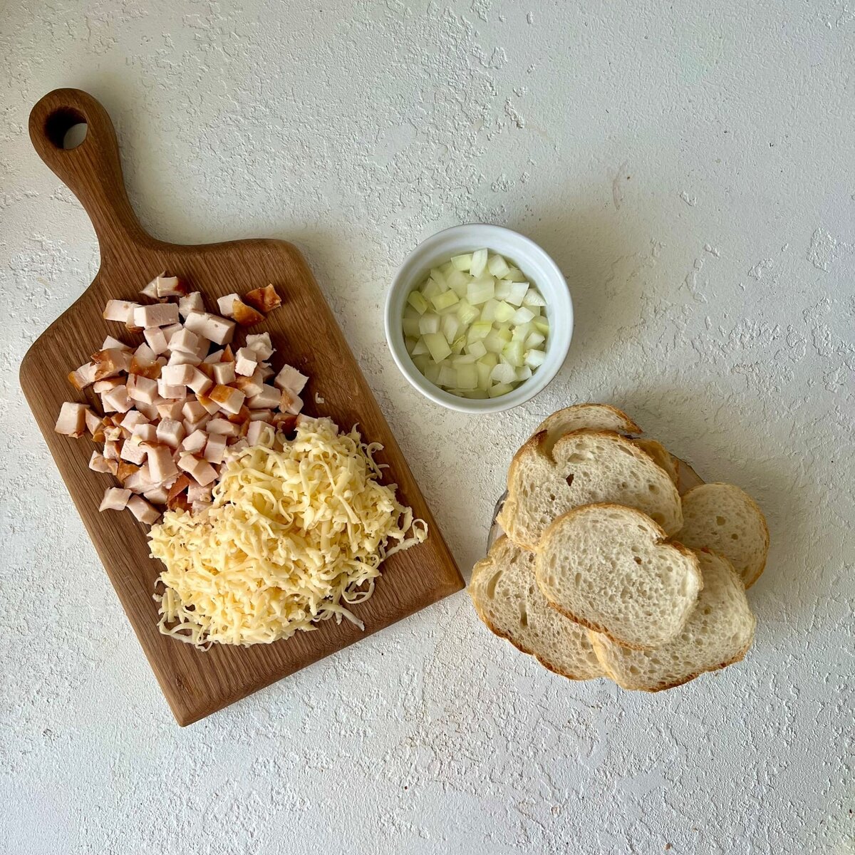 Красочные бутерброды с копченой курицей и помидорами – пошаговый рецепт приготовления с фото