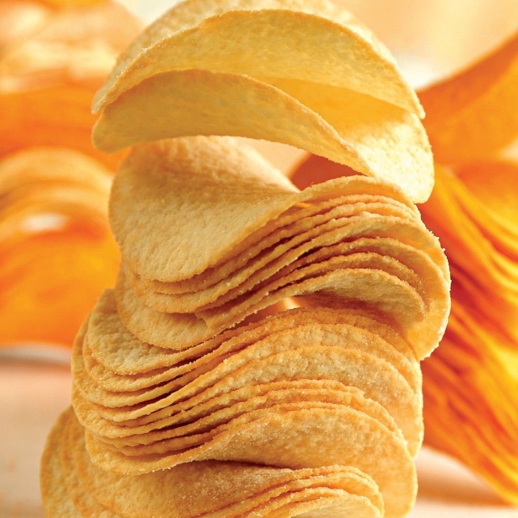 
День рождения чипсов.

24 августа 1853 года Джордж Крам – темнокожий шеф-повар ресторана при отеле Moon's Lake Lodge в городке Саратога-Спрингс (штат Нью-Йорк) впервые приготовил картофельные чипсы.



Как рассказывает история, один посетитель (говорят, что это был железнодорожный магнат Корнелиус Вандербильт), обедая в отеле, трижды возвращал жареный картофель на кухню, жалуясь, что картофель был нарезан чересчур толстыми ломтиками. И тогда Джордж Крам, будучи человеком с характером, решив подшутить над магнатом, по другой версии - не растерялся и поспешил исправить неприятную ситуацию - настриг картофель буквально бумажной толщины и, присыпав солью, обжарил их до хруста в кипящем масле.

К удивлению повара новое блюдо шеф-повара пришлось по вкусу Вандербильту. Он с удовольствием заказывал его каждый раз, обедая в отеле. Таким образом "саратогские чешуйки" (Saratoga Chips), как их прозвали, стали фирменным блюдом ресторана. В 1860 году Крам открыл собственный ресторан, на столах которого всегда стояла корзина с картофельными чипсами.

Очень интересно, что предшественники картофельных чипсов: "картофель-фри" и "картофель по-французски" тоже являлись пищей для богатых американцев. Жареный картофель простым людям был не доступен, так как растительное масло стоило очень дорого, поэтому картофель обычно пекли или варили.

В 1890 году торговец из города Кливленда Уильям Тэппендон начал продавать чипсы из фургончика на улице. Они подавались покупателям в бумажном кульке, украшенном рекламой заведения Тэппендона.



Производство прямо на улице

В 1926 году Лора Скаддер предложила упаковывать чипсы в вощеную бумагу. В результате отпали проблемы связанные с хранением и перевозкой на дальние расстояния. К тому же и продавцам уже было меньше работы: покупатели могли сами брать пакетики со стойки магазина.

В 1929 году Фриман Макбет изобрел специальную машину для промышленного производства чипсов. В истории возникновения чипсов эта машина занимает главную позицию, так как именно с нее началось производство продукта для широких масс.

В 1932 году Херман Лэй учреждает в Нэшвилле, штат Теннесси, марку Lay's, которая стала первым национальным брендом чипсов, дожившим до наших дней.

В конце 1950-х годов чипсы стали самым часто рекламируемым продуктом на американских телеканалах. Самое большое количество чипсов было продано в 1970 году - примерно на 1 миллиард долларов. Сегодня только в одной Америке ежегодно продается чипсов более, чем на $6 млрд.

Чипсы стали одним из самых распространенных и любимейших продуктов. Появились чипсы из моркови, свеклы, редьки, гурманы оценили чипсы из яблок, груш и экзотических фруктов.



В Советском Союзе история создания чипсов начинается с 1963 года. Правда, назывались они не чипсы, а "Картофель московский хрустящий в ломтиках", который производился на "Моспищкомбинате №1", позднее именовавшимся МЭКПП "Колосс!. В России чипсы в современном их виде появились в середине 90-х годов и быстро получили широкое распространение.