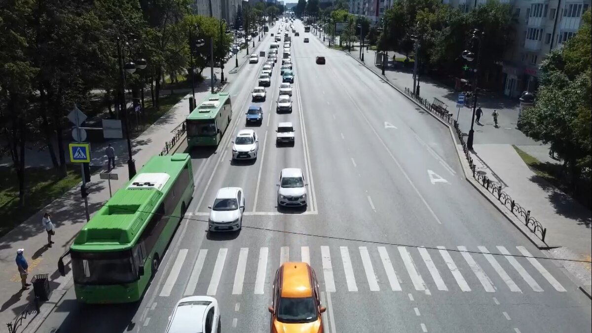     На городской комиссии в Тюмени обсудили проблему аварийности на пассажирском транспорте. Начальник ОГИБДД Артем Сотников сообщил, что количество ДТП, связанных с водителями автобусов выросло на 32%.