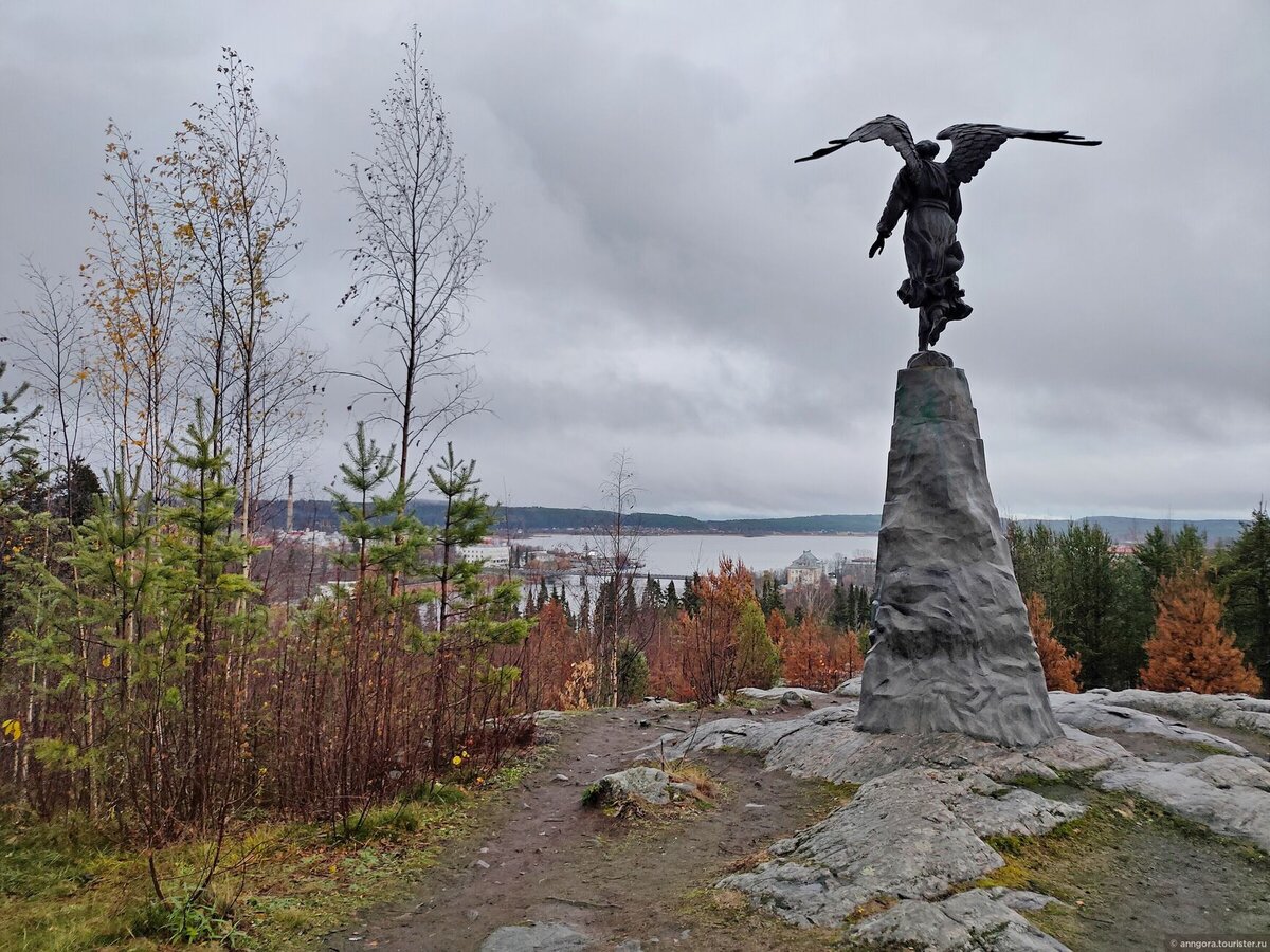 Октябрь. Скульптура на горе Кухавуори © Anna Gorelova