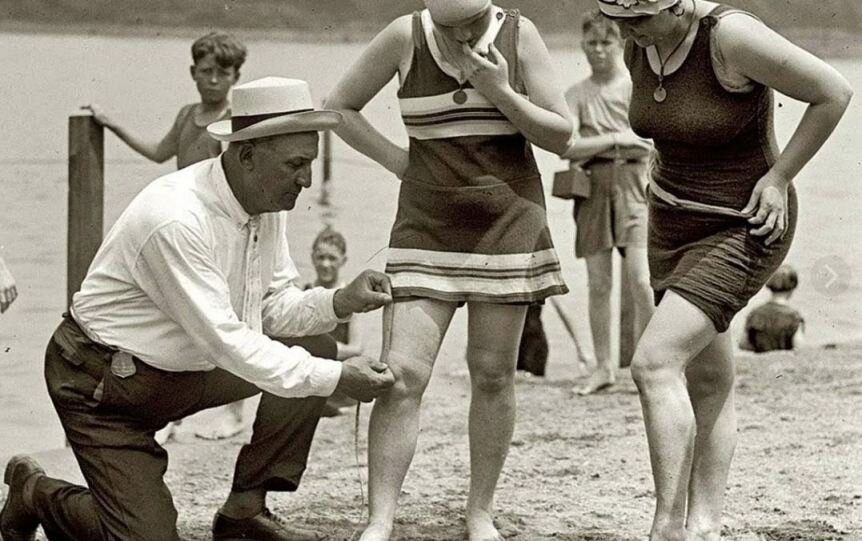 Измерение расстояния от окончания купальника до коленки, 1930 гг.
