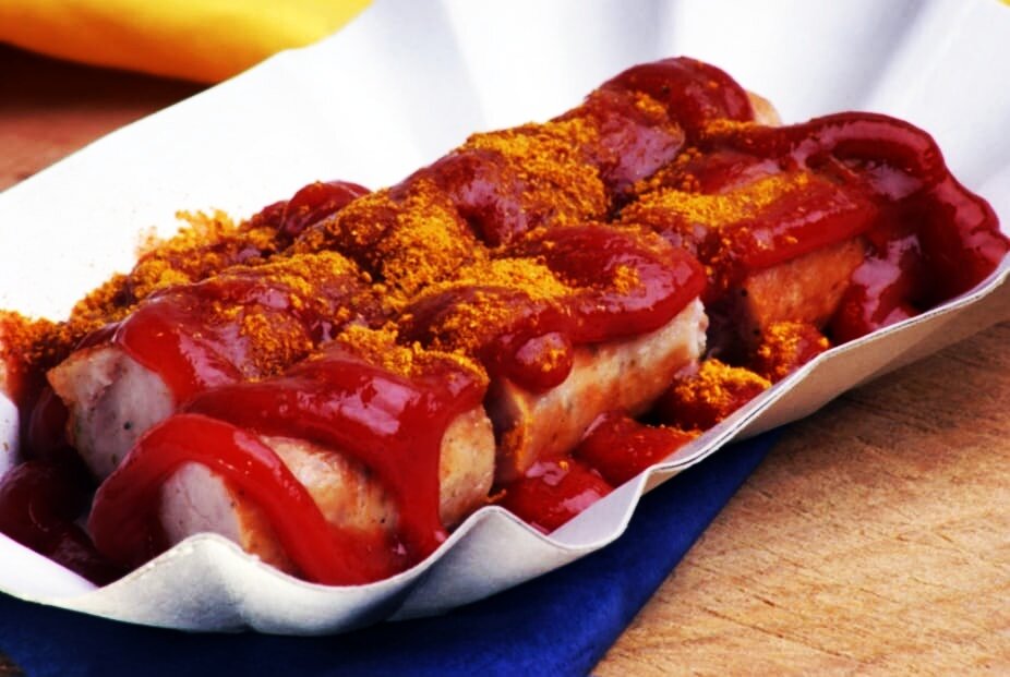 Карривурст. Обычно их подают именно так) 