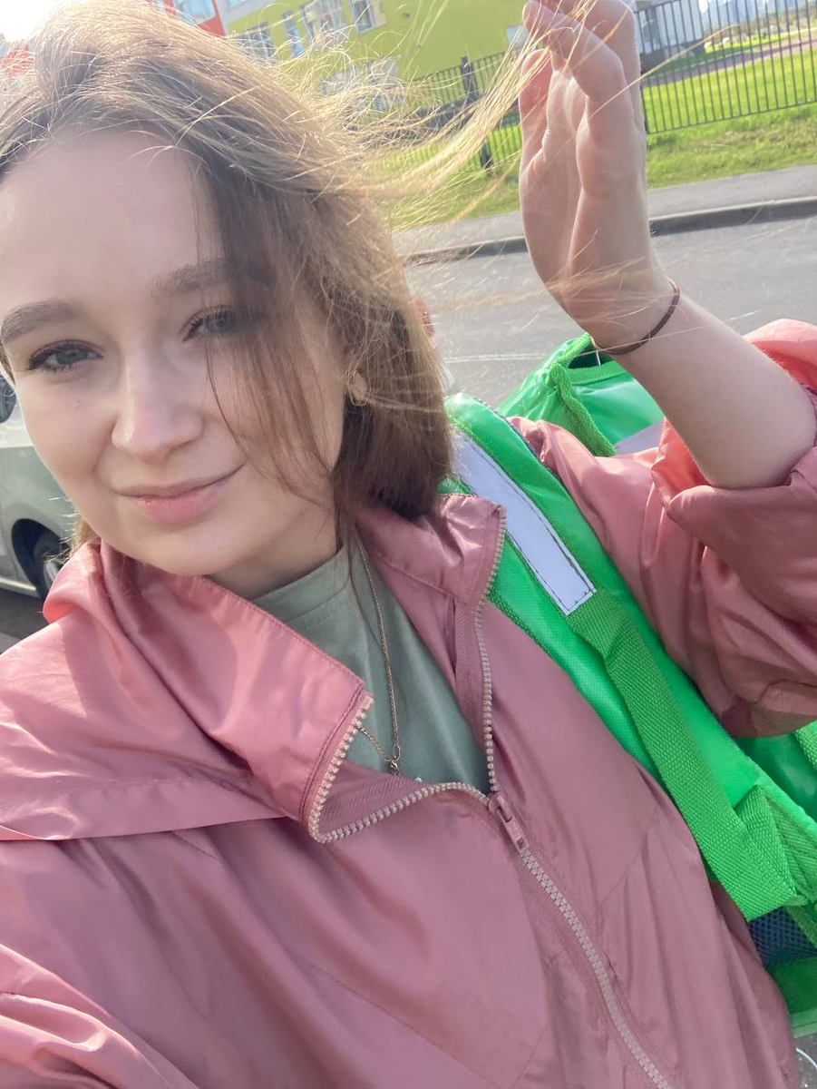 Выйти в Мурино с распущенными волосами - фатальная ошибка. Первые несколько минут волосы танцевали с сумасшедшим ветрюгой. Кстати это я! Будем знакомы!