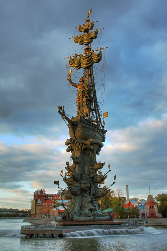 Статую кораблей. Памятник Церетели в Москве Петру первому. Скульптура Петра 1 Церетели в Москве.