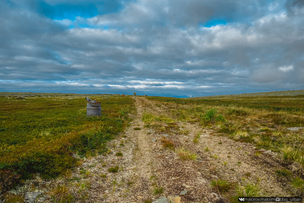 Зачем на необитаемом острове вдоль дорог установлены тысячи бочек ...