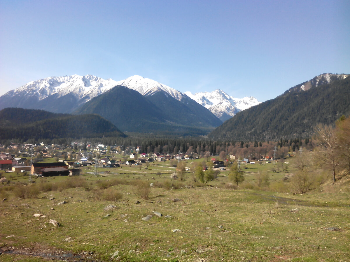 Личное фото. Вид на поселок Архыз и окружающие его горы. Правда - красотища?)))
