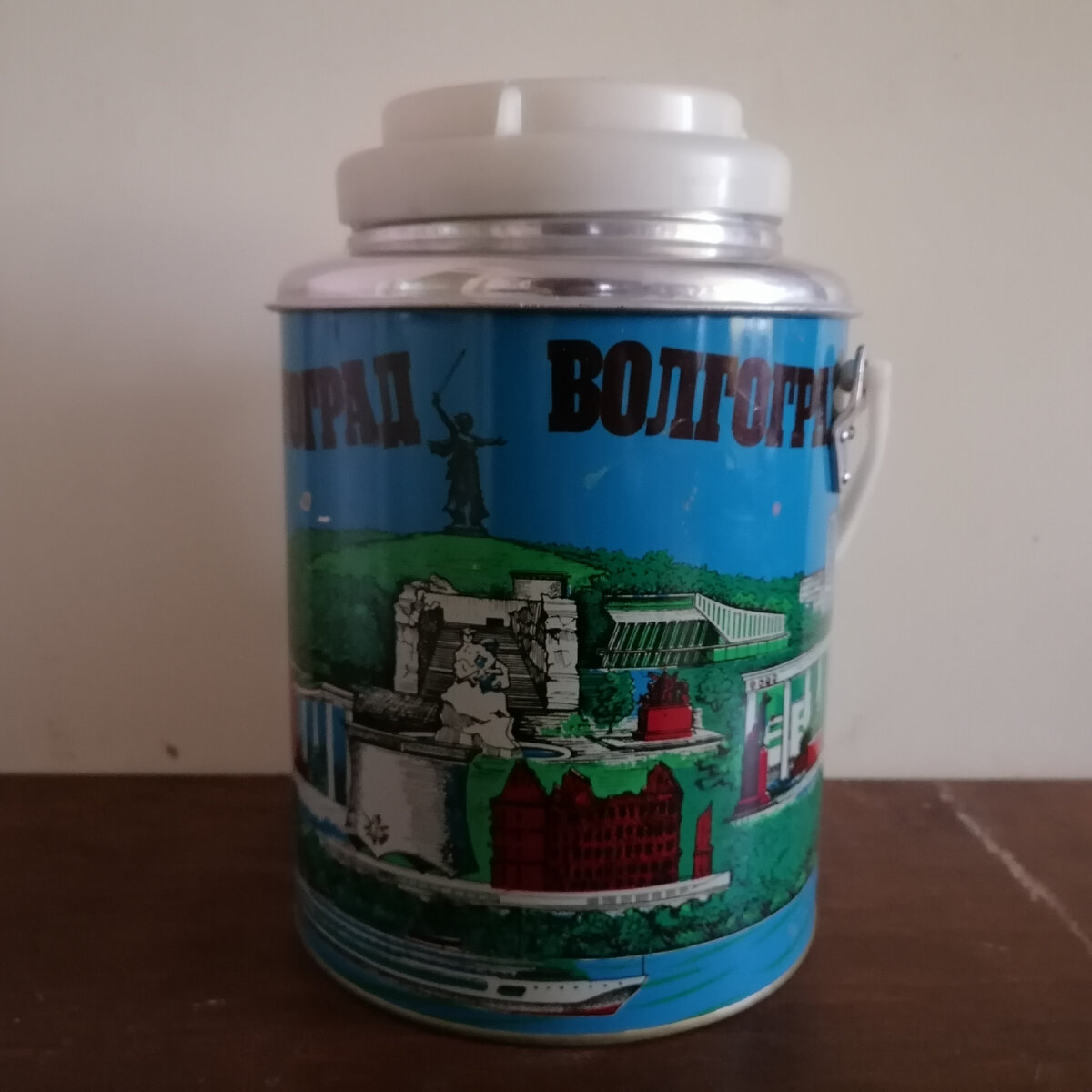 Высота термоса около 30 см.