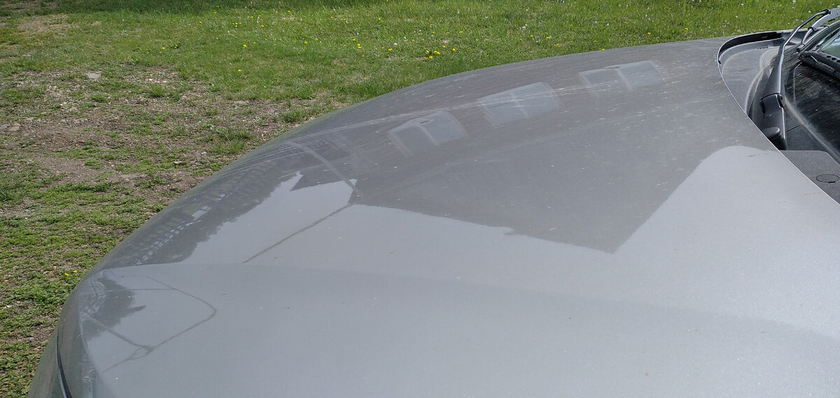 Капот с вмятинами.