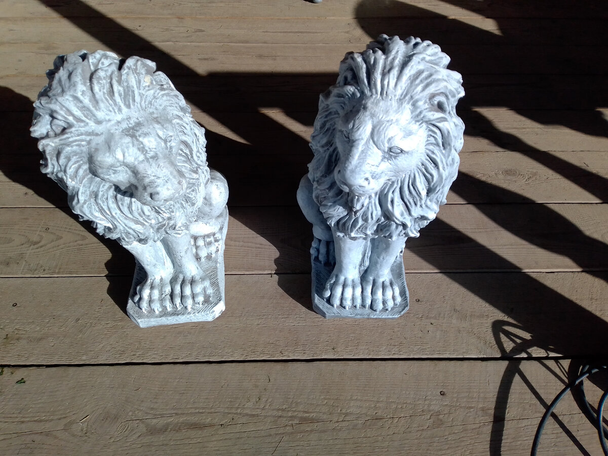 Наши львы перед установкой - один смотрит влево, другой вправо (фото автора). Листайте галерею дальше.