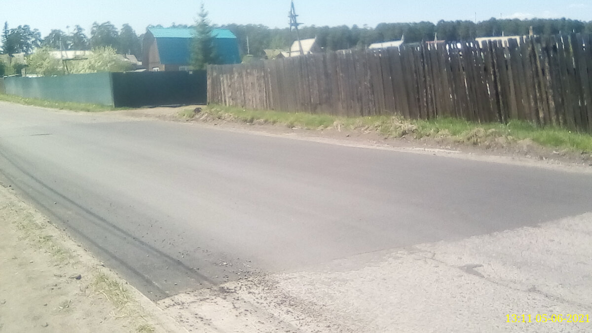 Фото автора. Свежий серый участок асфальта сразу бросается в глаза.