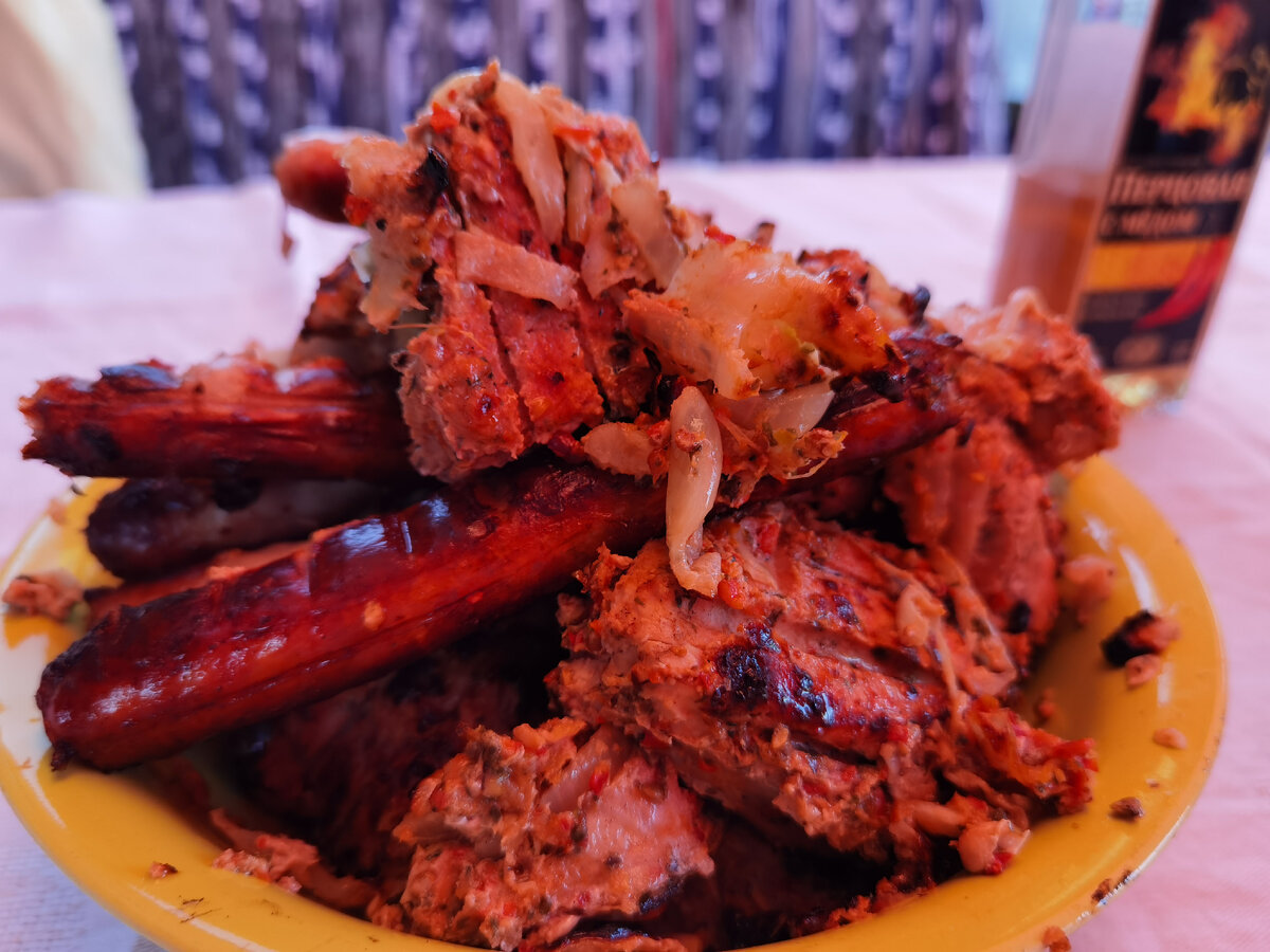 Все слегка "красное", потому что обедали мы под тентом - он красный. С мясом все ок, это отсвет такой.