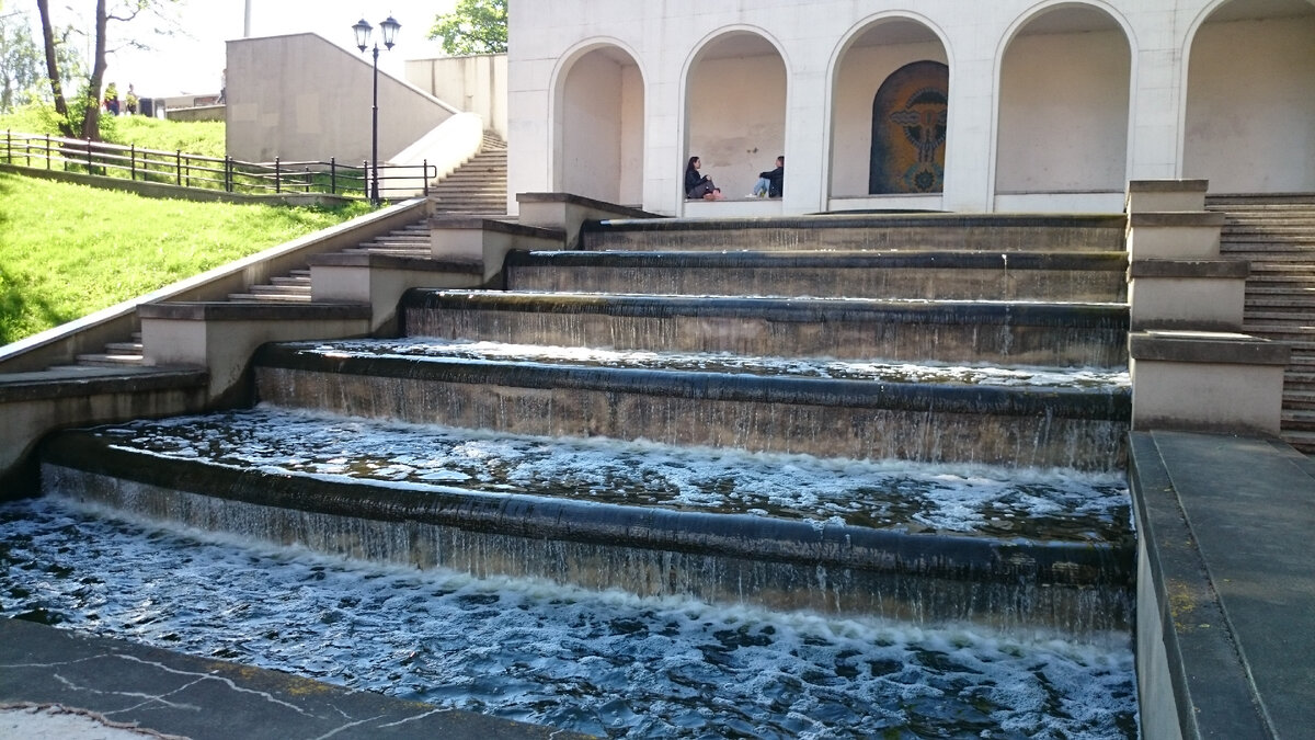 Этот каскад соединяет Верхнее озеро с Нижним. Сейчас открыт шлюз и можно наблюдать этот каскад ежедневно. 