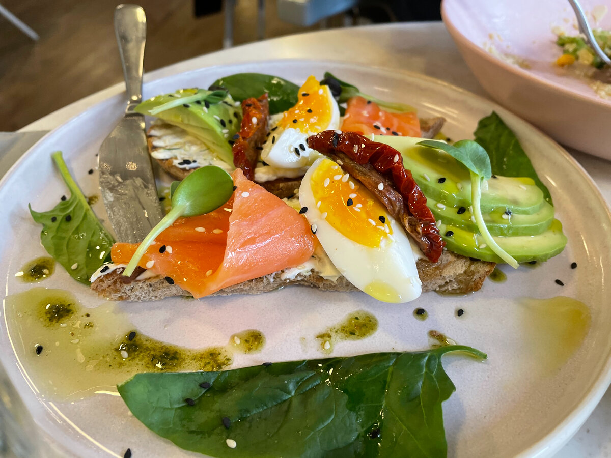 Та самая  брускетта с лососем, украшенная микрозеленью