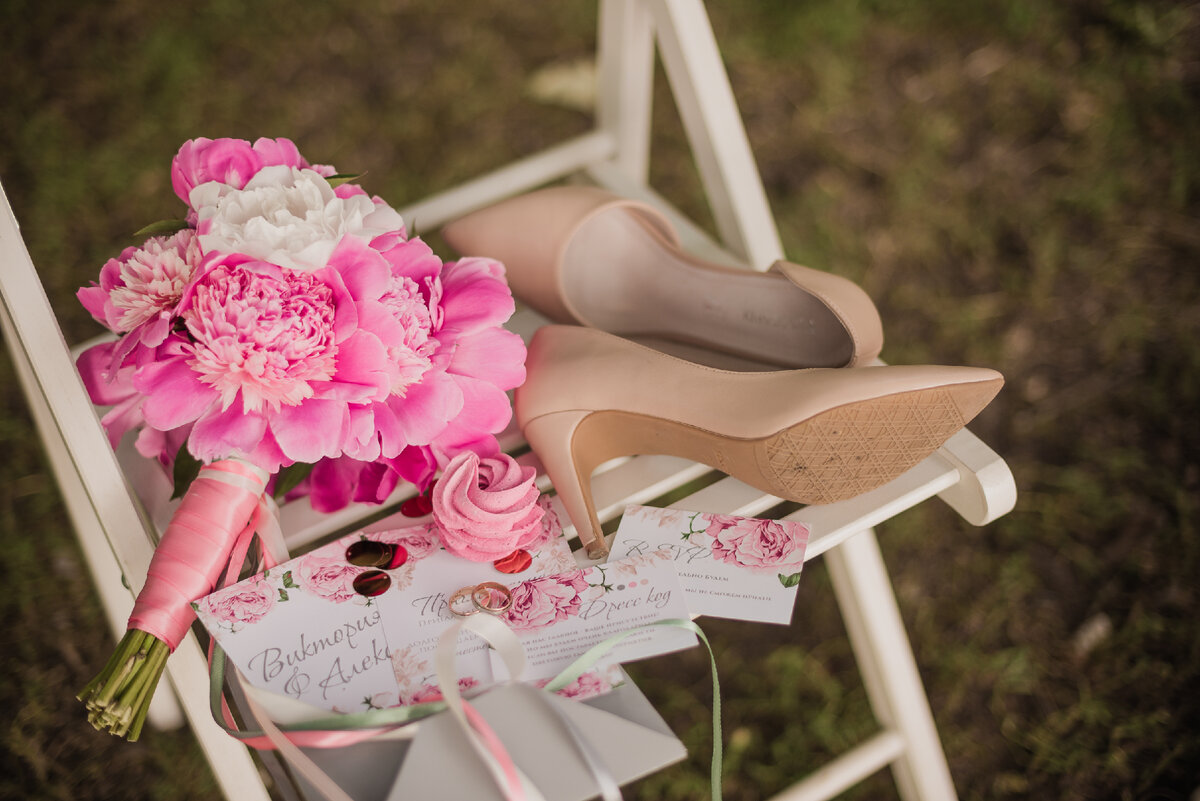 Пионы - один из самых распространенных цветов на дачах в России. Их несколько десятков цветов, эти цветы достаточно быстро отцветают, но так многие их любят. Итак, с пионам в самом начале лета можно снять разные интересные съемки.  Все фотографии ниже сделаны мной. 