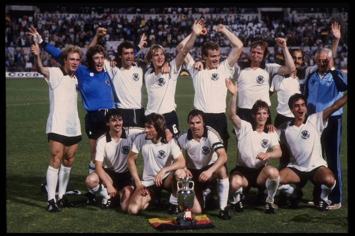 Первый чемпионат европы по футболу год. Сборная ФРГ евро 1980. Чемпион Европы 1980 ФРГ. Сборная ФРГ ЧМ 1982.