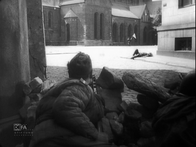 С белым флагом парламентера Платонов идет к собору.