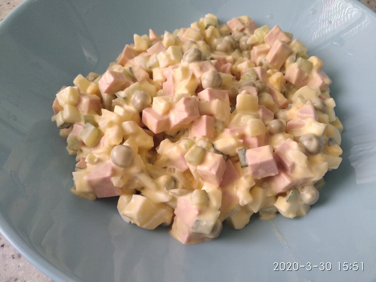 Ужин от Стаса, часть 2. Салат собственного изобретения. Как Оливье, только без картошки. Потому что картошку забыл