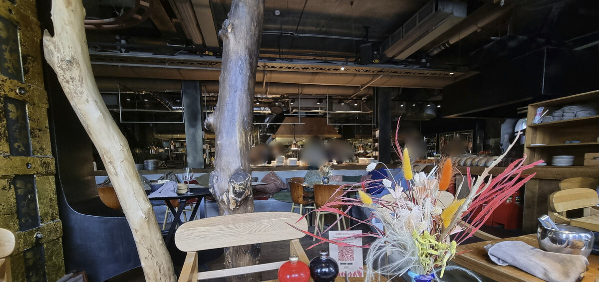 "Горыныч", интерьер. Вид на кухню из зала.