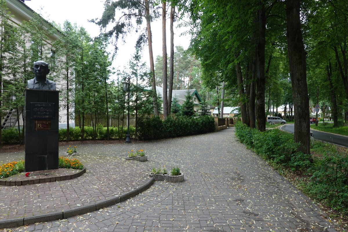 Памятник физику, академику Г.Н. Флерову