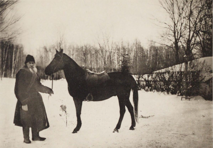 Лев Николаевич собирается ехать верхом. Фото С. А. Толстой