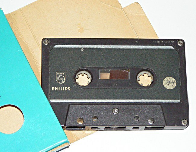 Картонная коробочка. винты с шестигранными гаечками. Фото из открытого доступа.